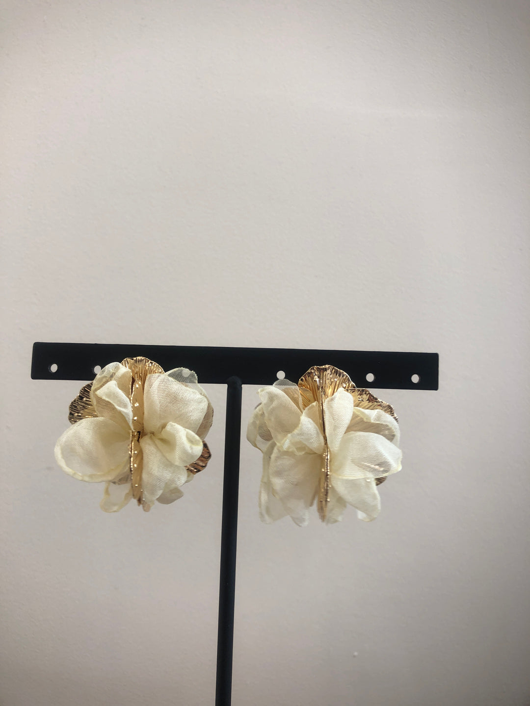 Boucles d’oreille fleur écru/beige