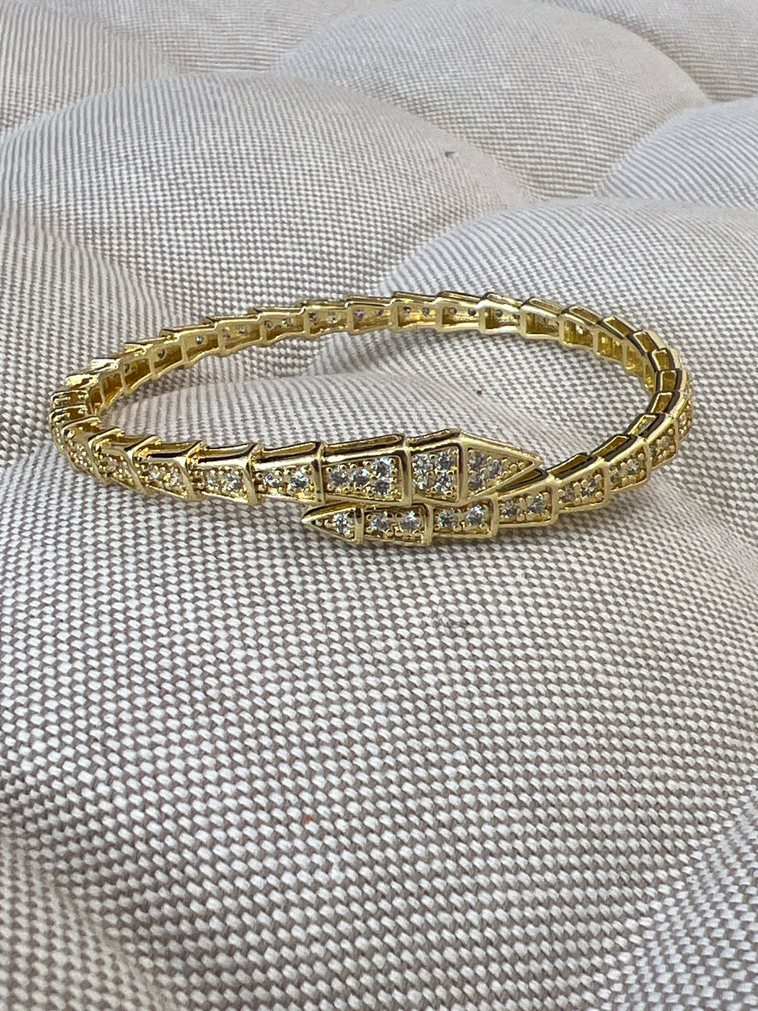 Bracelet entouré de strass doré