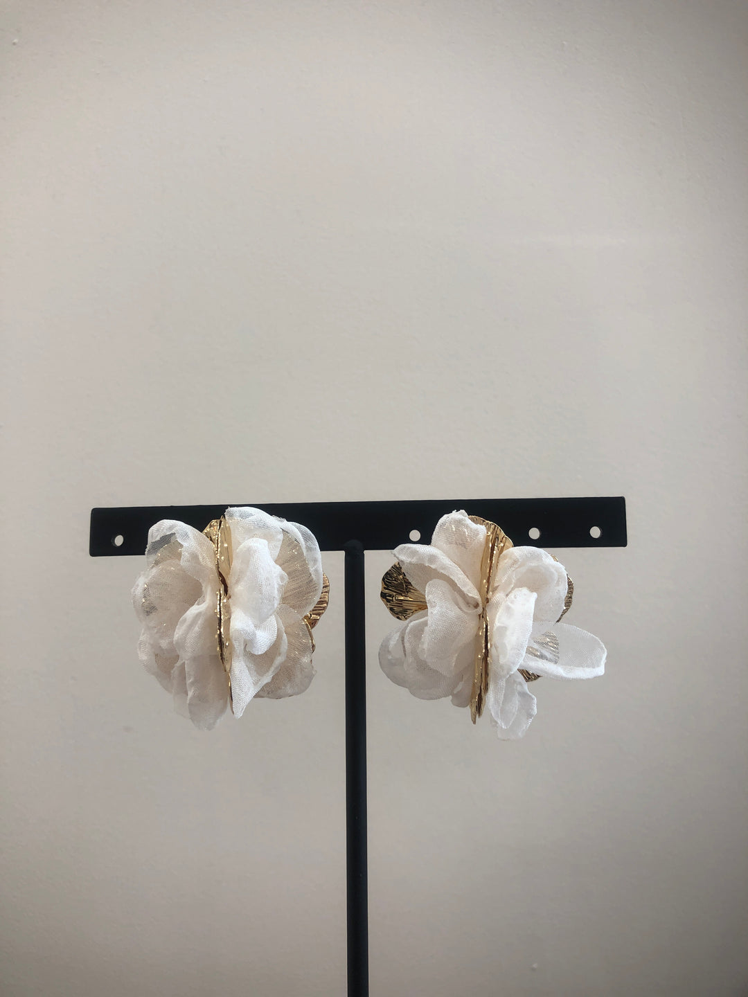 Boucles d’oreille fleur blanc