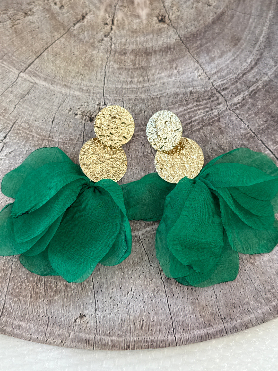 Boucle oreille martellé or tissu vert