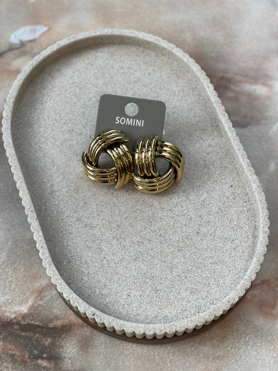 Boucles d’oreilles dorées effet entrelacé