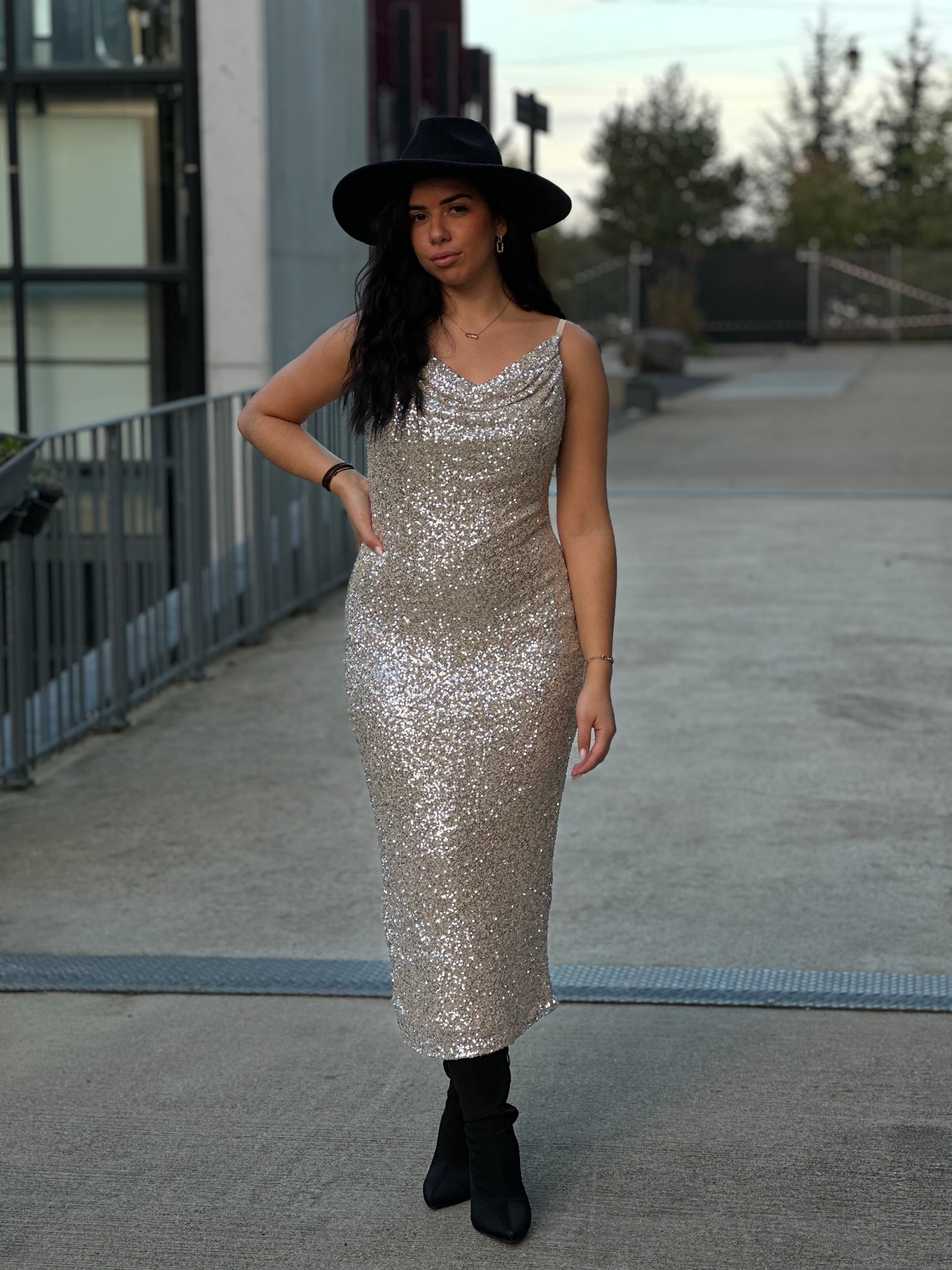 Robe Courte Beige à Paillettes Dorées Taille 38 - Occasion Bon état (quelques Paillettes Manquantes)