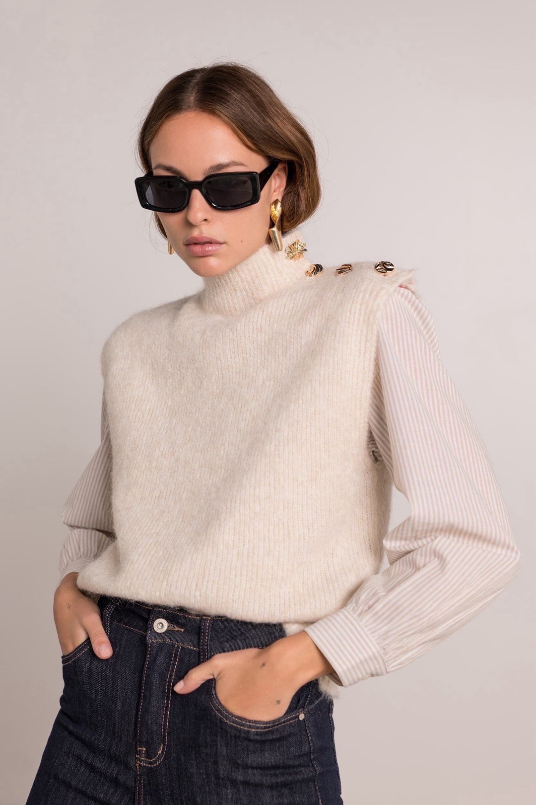 Pull Ecru sans manches épaules d’or 2653