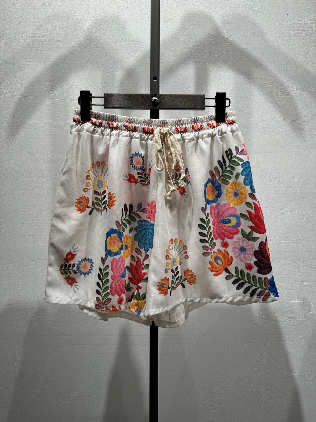 Short blanc imprimé floral / 33057