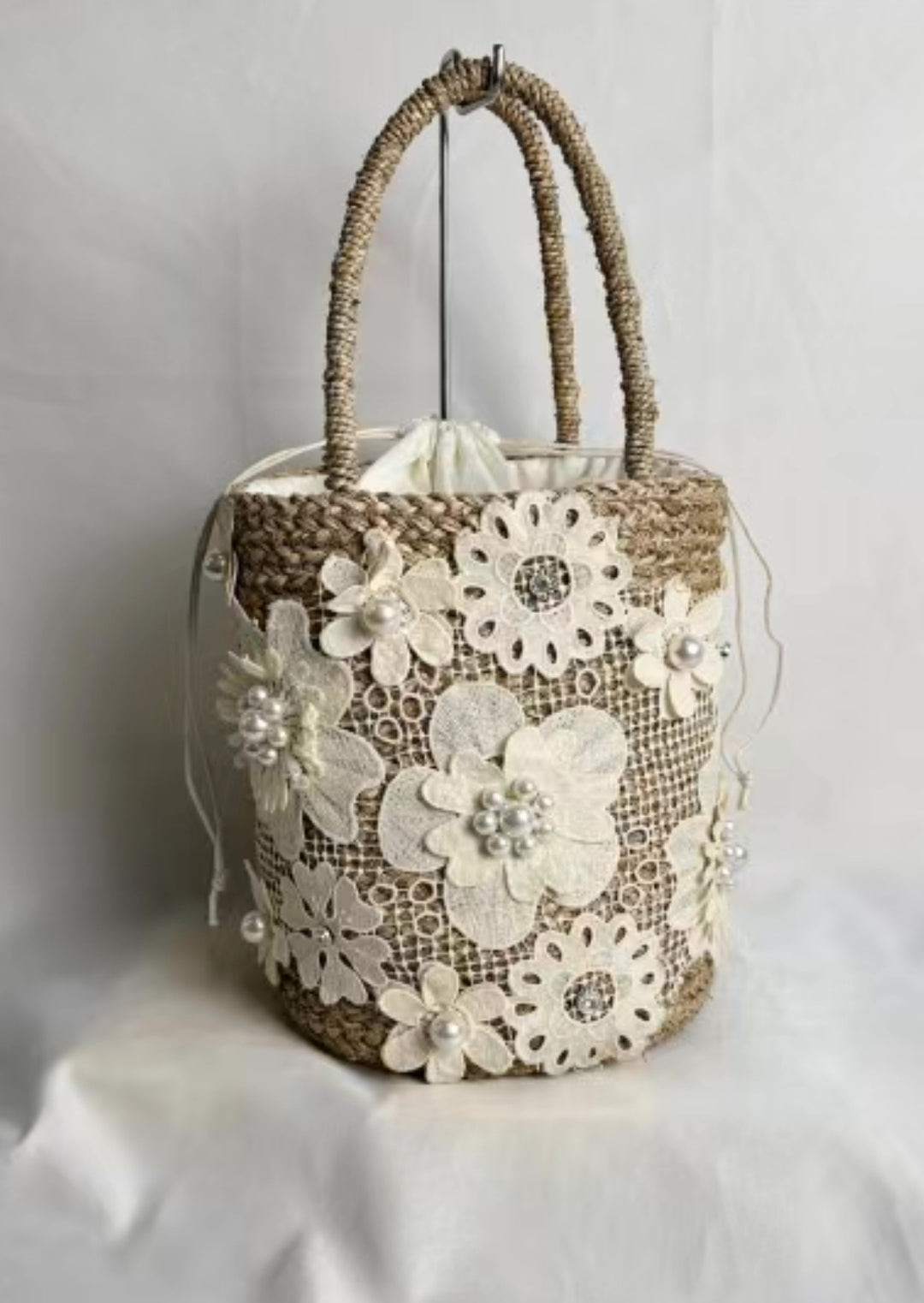 Panier brodé dentelle fleuri beige
