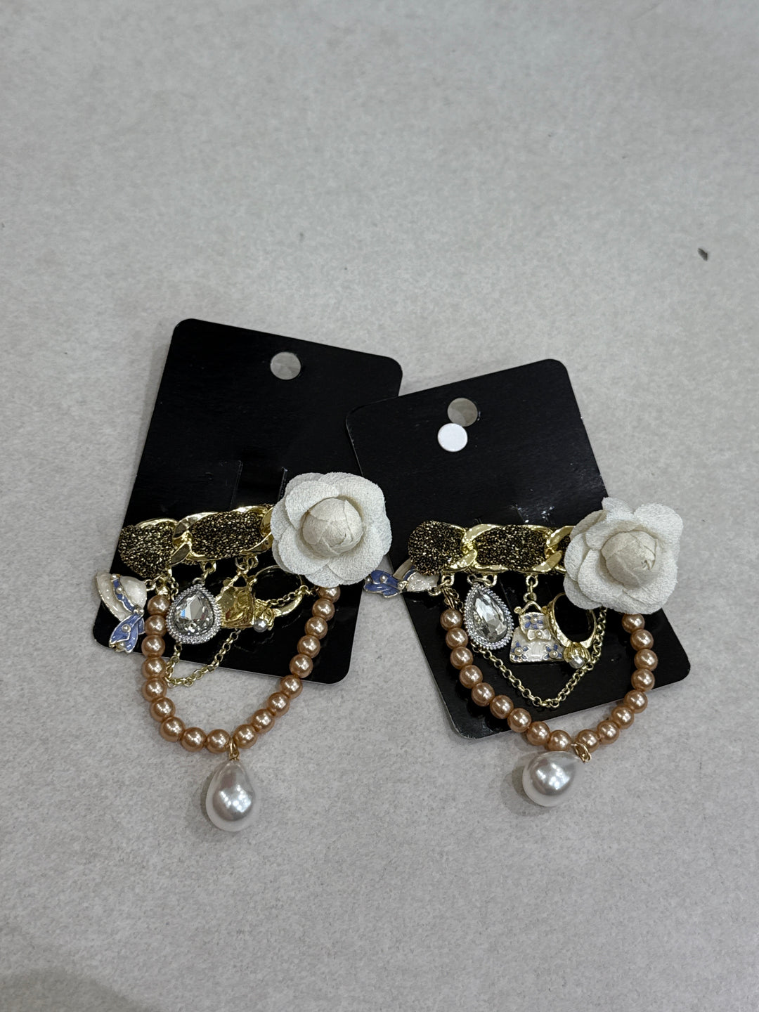 Broche pendentifs fleuri beige