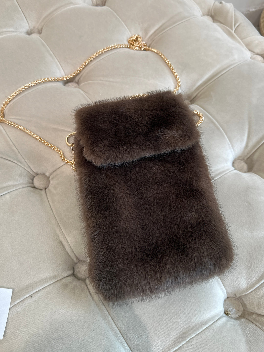 Petit sac fourrure uni chaîne fine or choco 2506-10