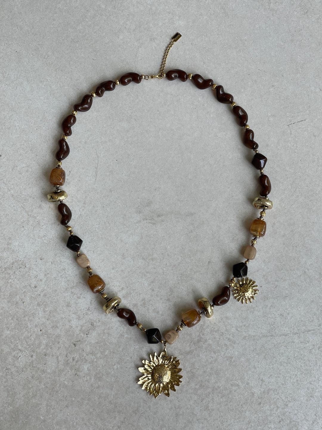 Collier long perles choco fleur