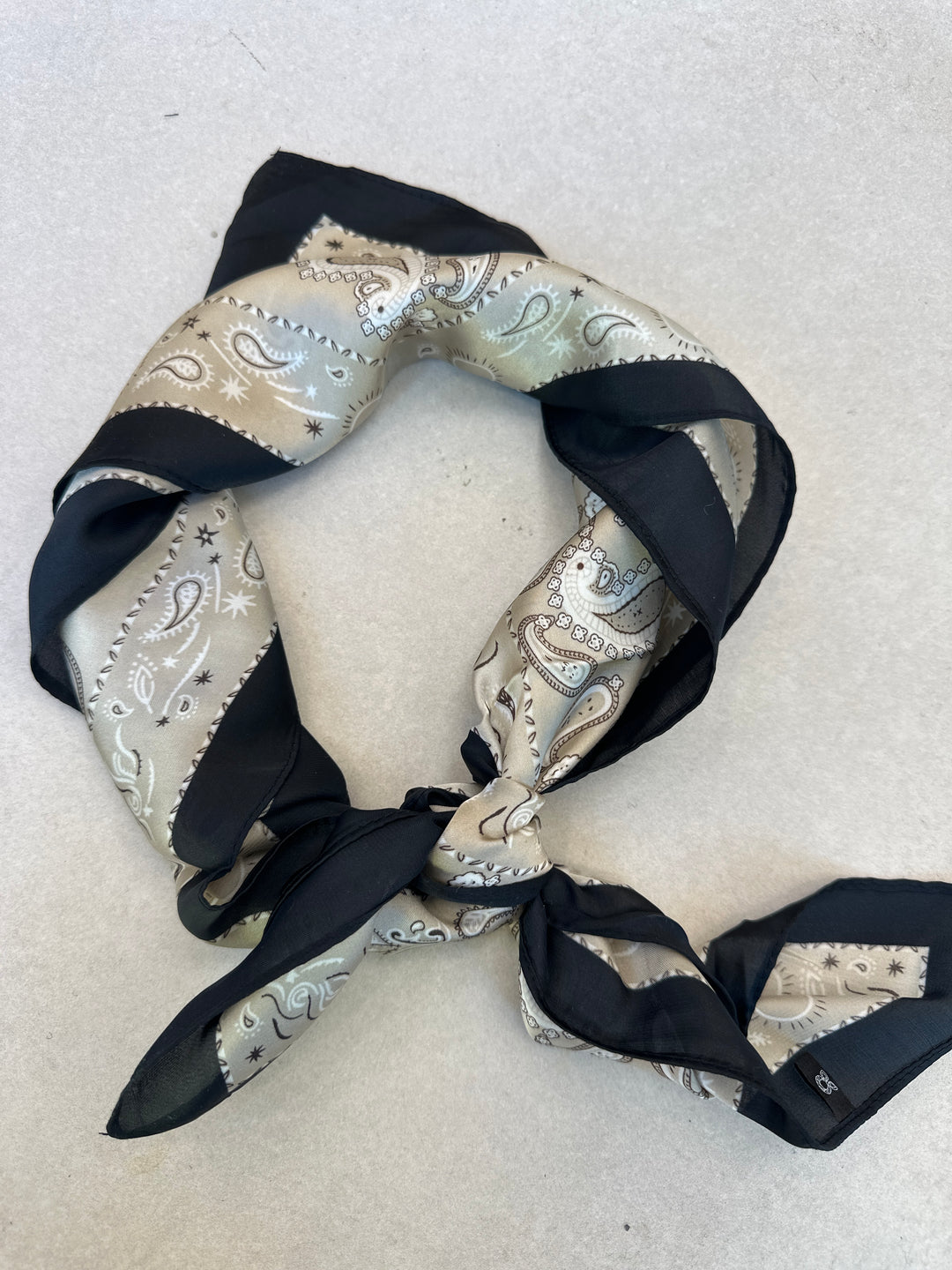 Foulard bandana satin carré beige