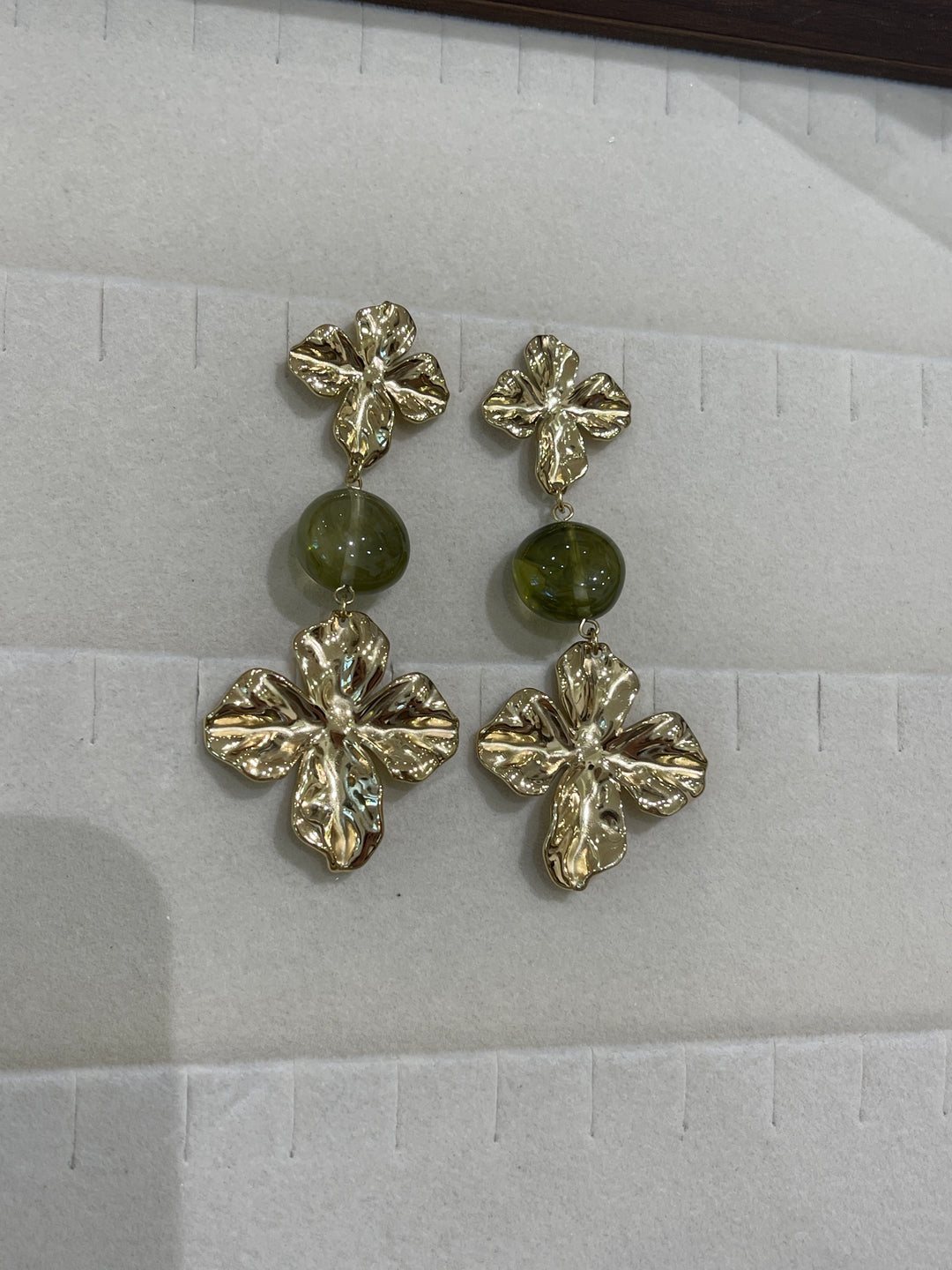 Boucles d’oreilles trèfle or martellé pierre kaki