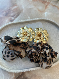 Boucle d'oreille fleur or et tissus léopard