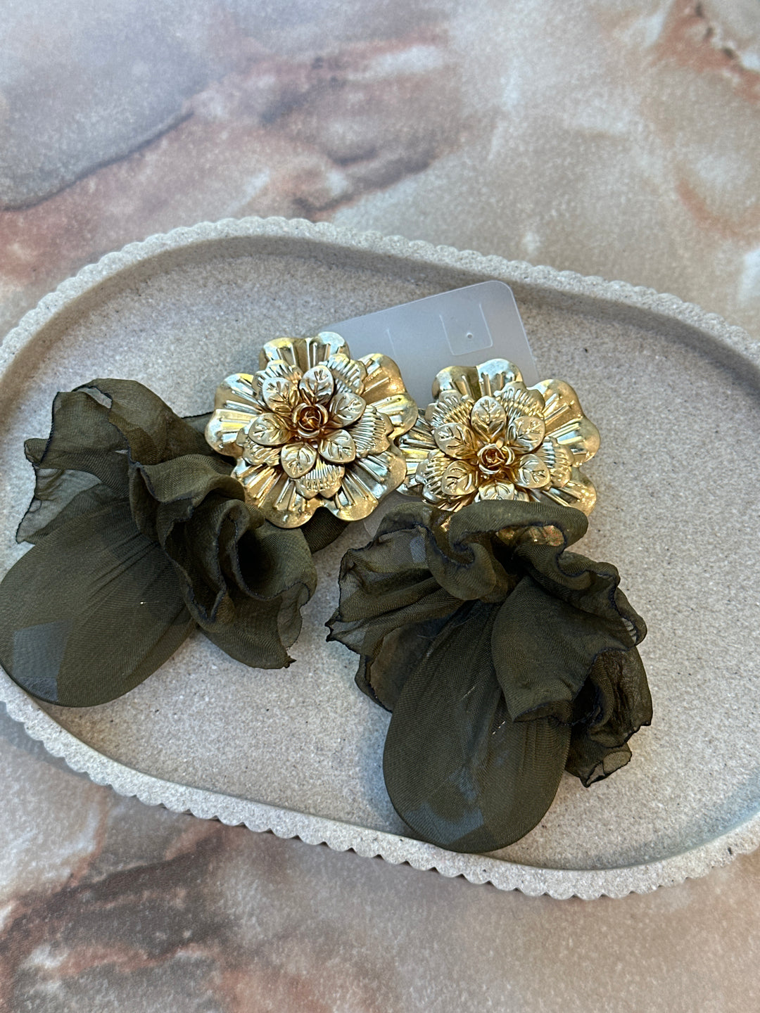 Boucle d'oreille fleur or et tissus kaki