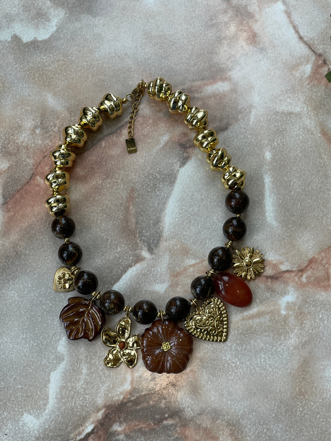 Collier or marron pendentifs fleurs