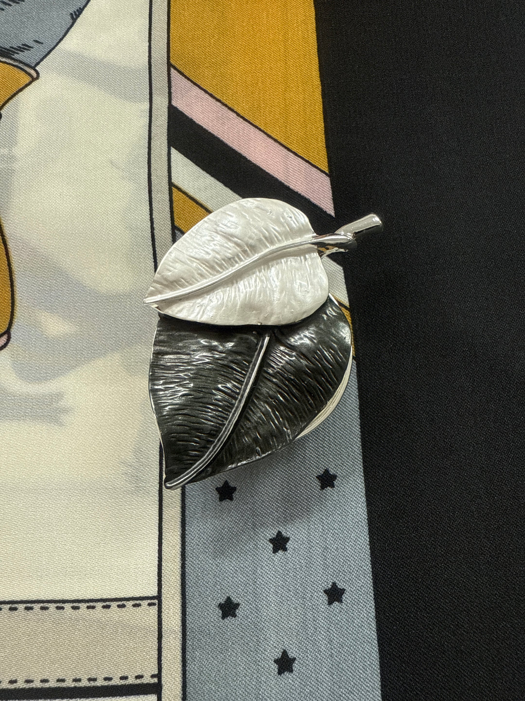 Broche feuille d’automne noir