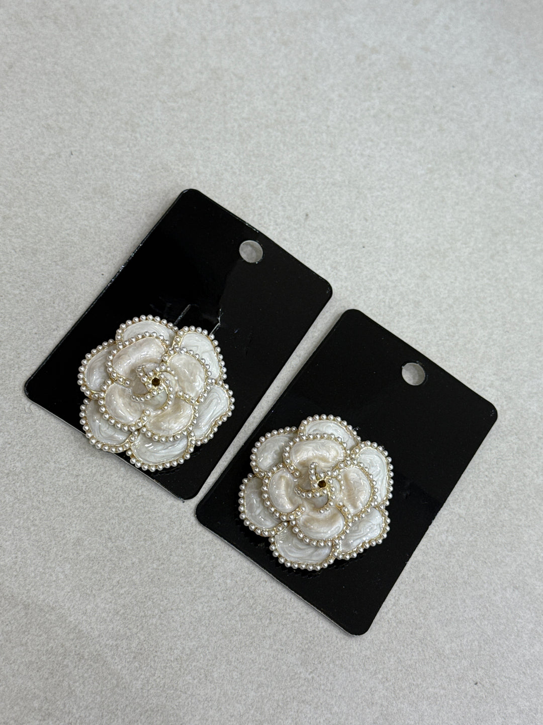 Broche métal beige