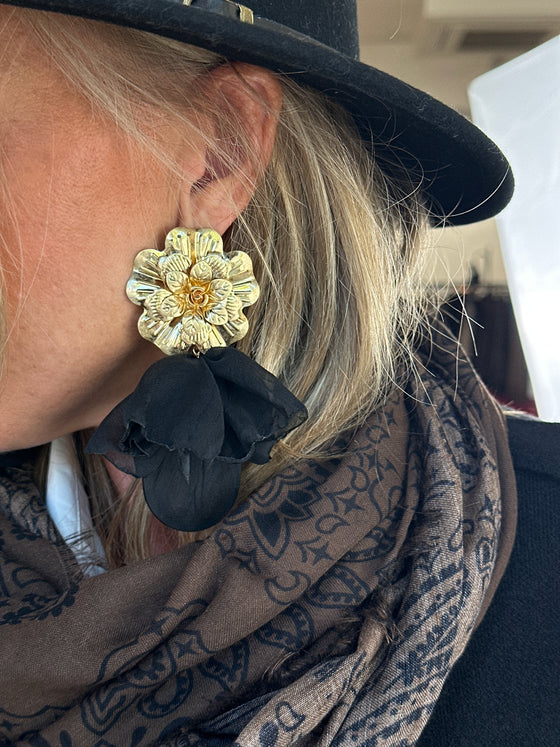 Boucle d'oreille fleur or et tissus noir