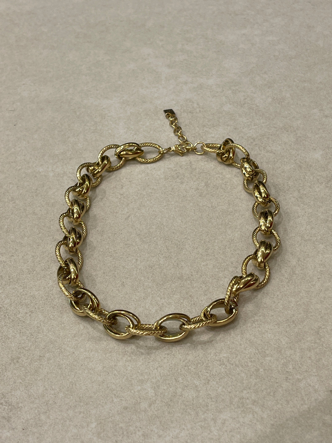 Collier maillon ovale et martelé doré