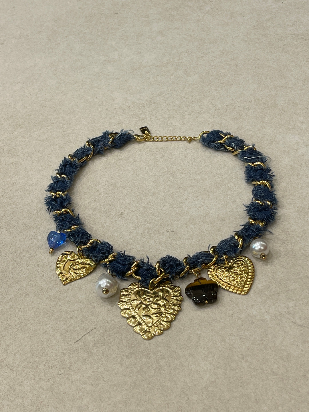 Collier tissus jean, perles cœur doré