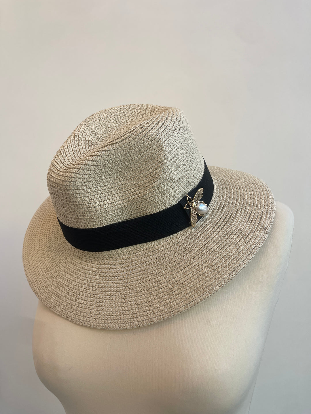 Chapeau Beige broche abeille