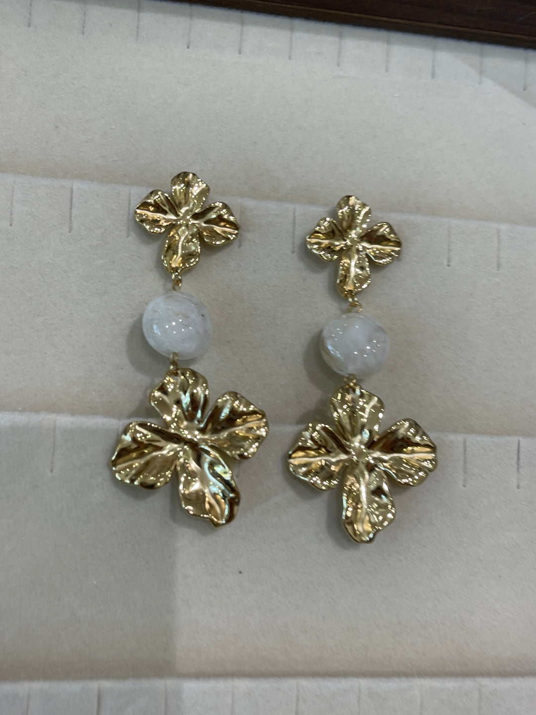 Boucles d’oreilles trèfle or martellé pierre nacre