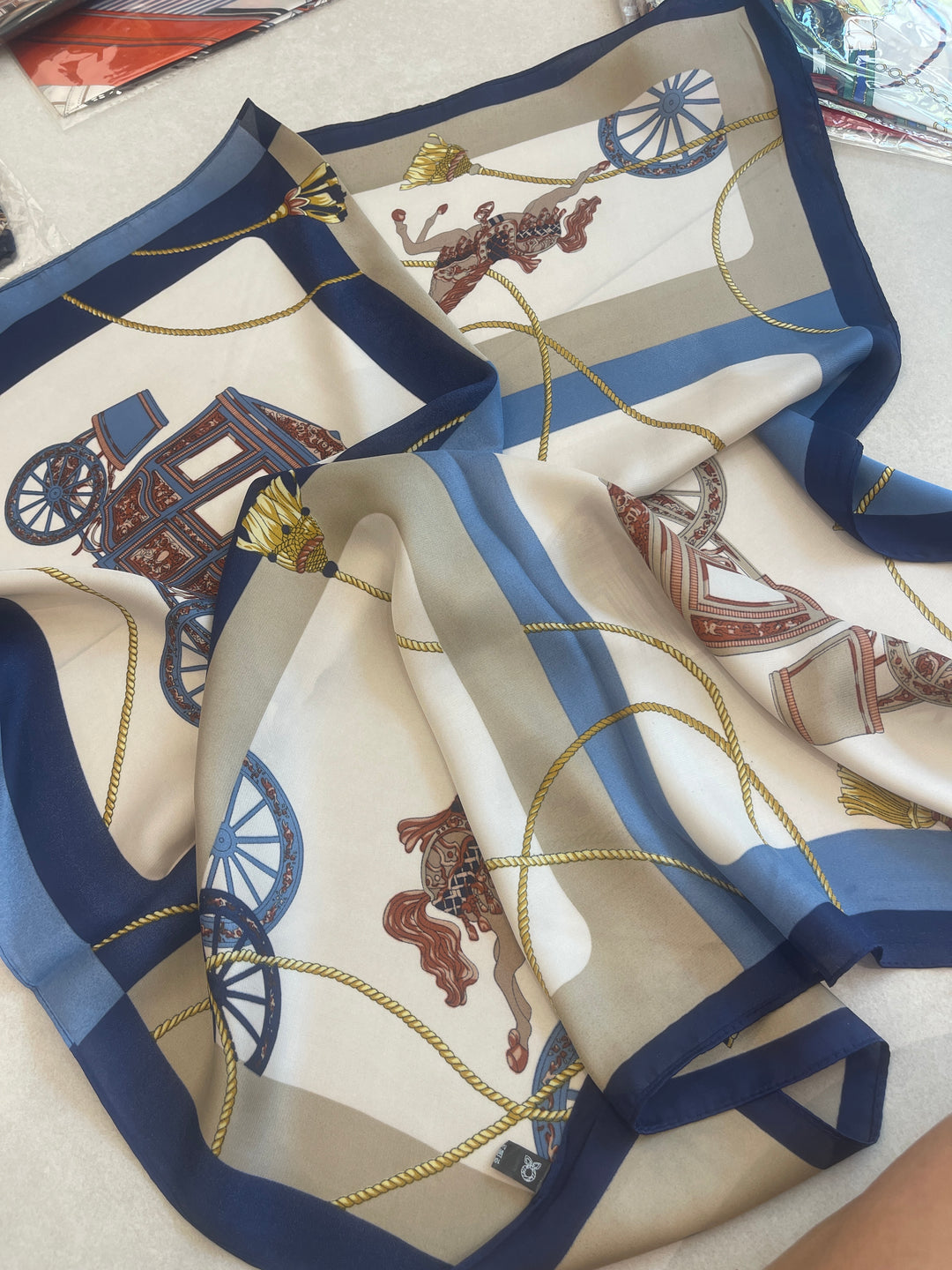 Foulard cheval taupe bleu marine