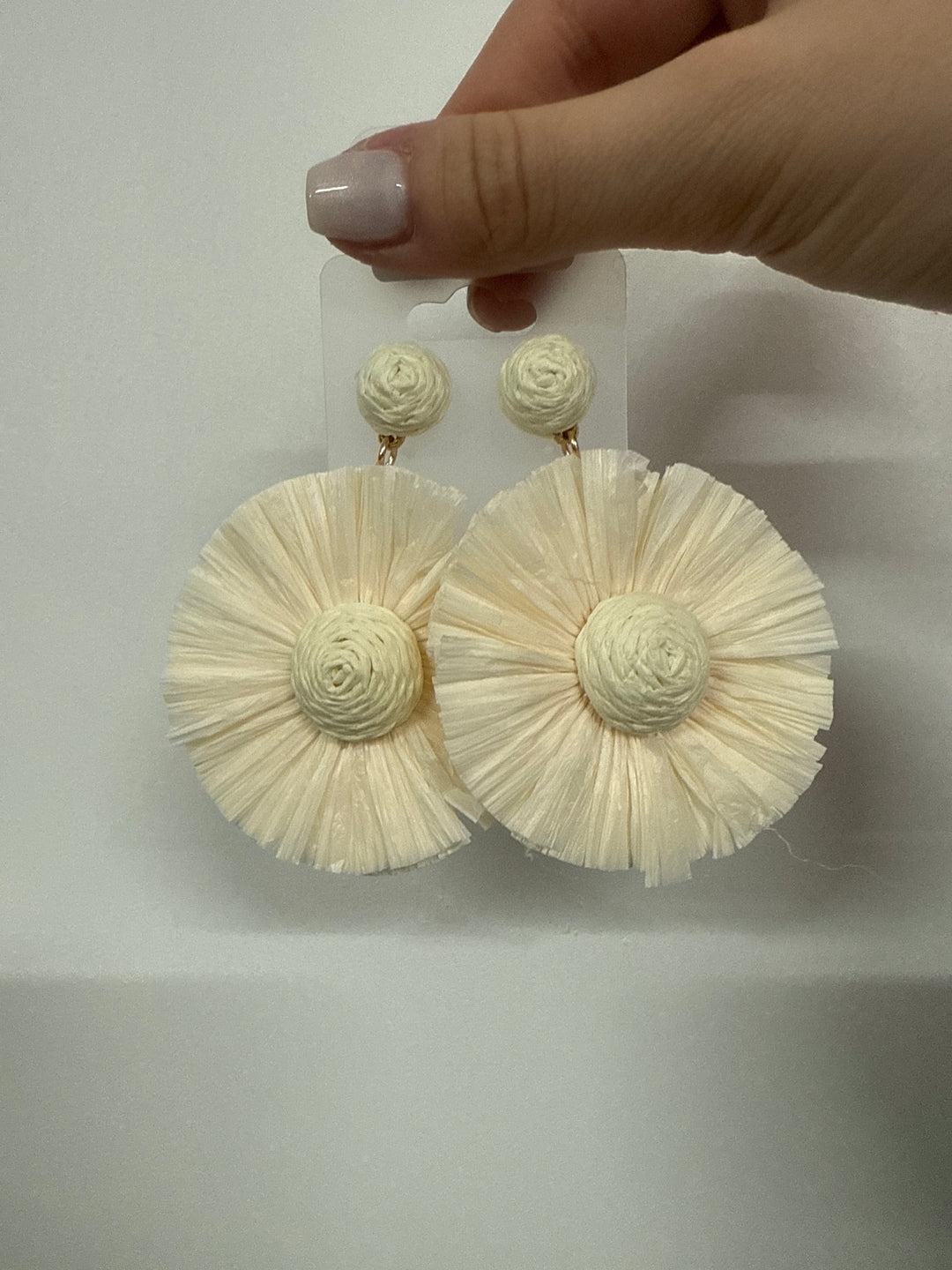 Boucles d’oreilles fleur paille écru