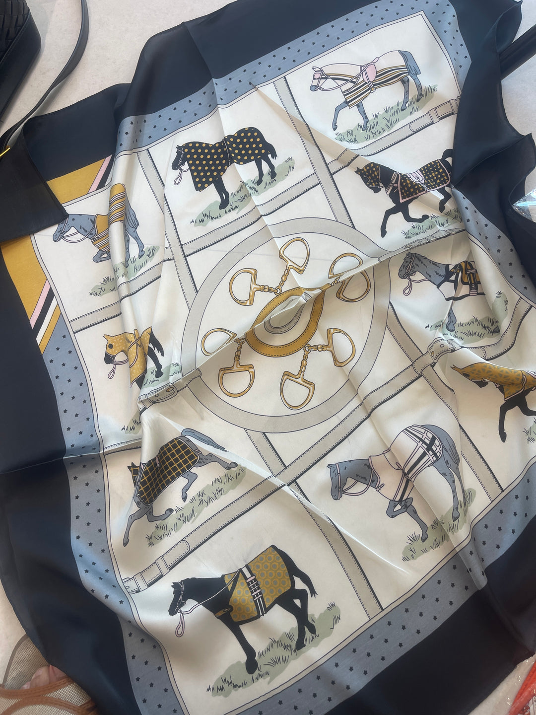 Foulard moutarde cheval