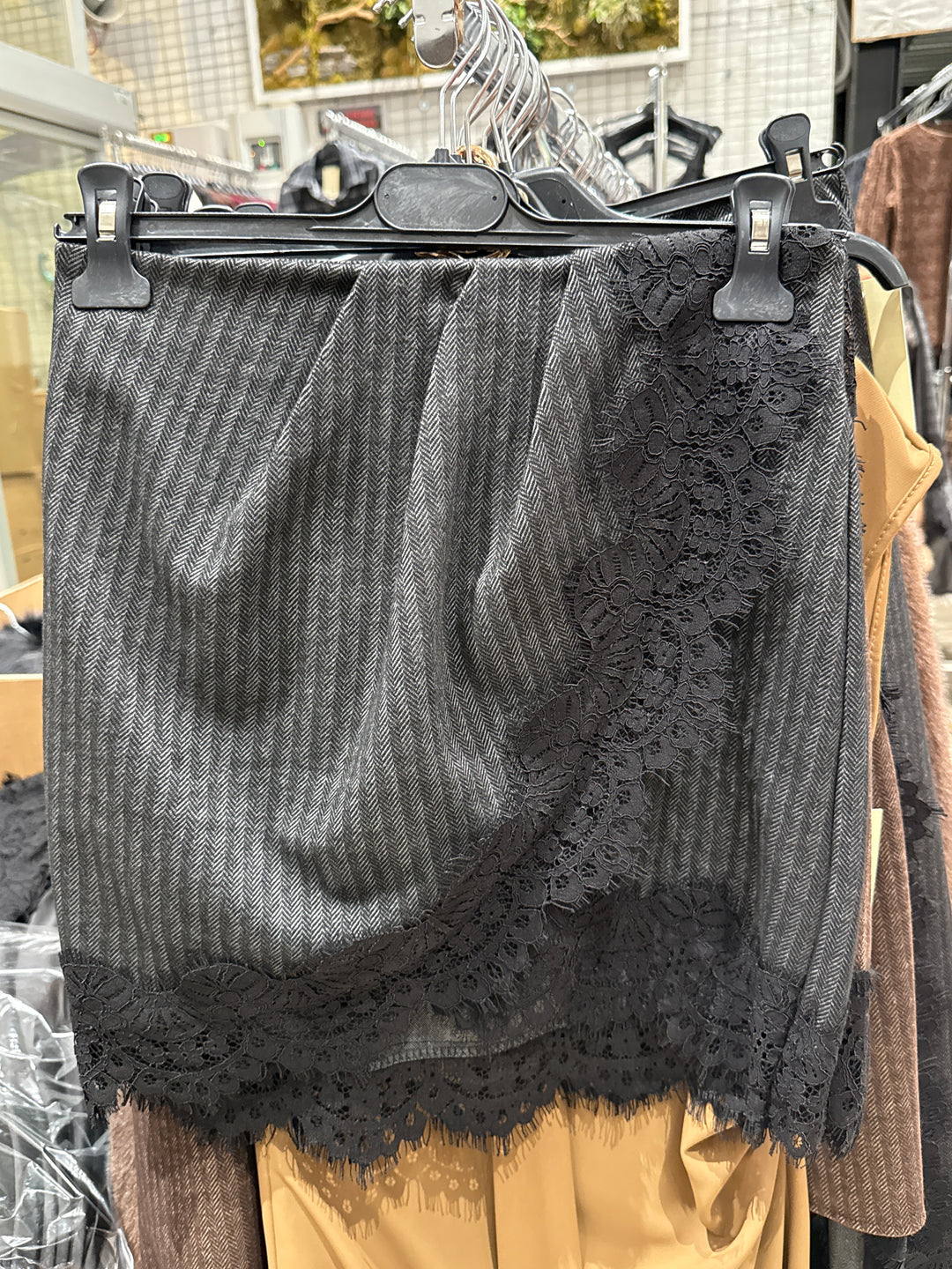 Jupe court rayure dentelle noir/gris