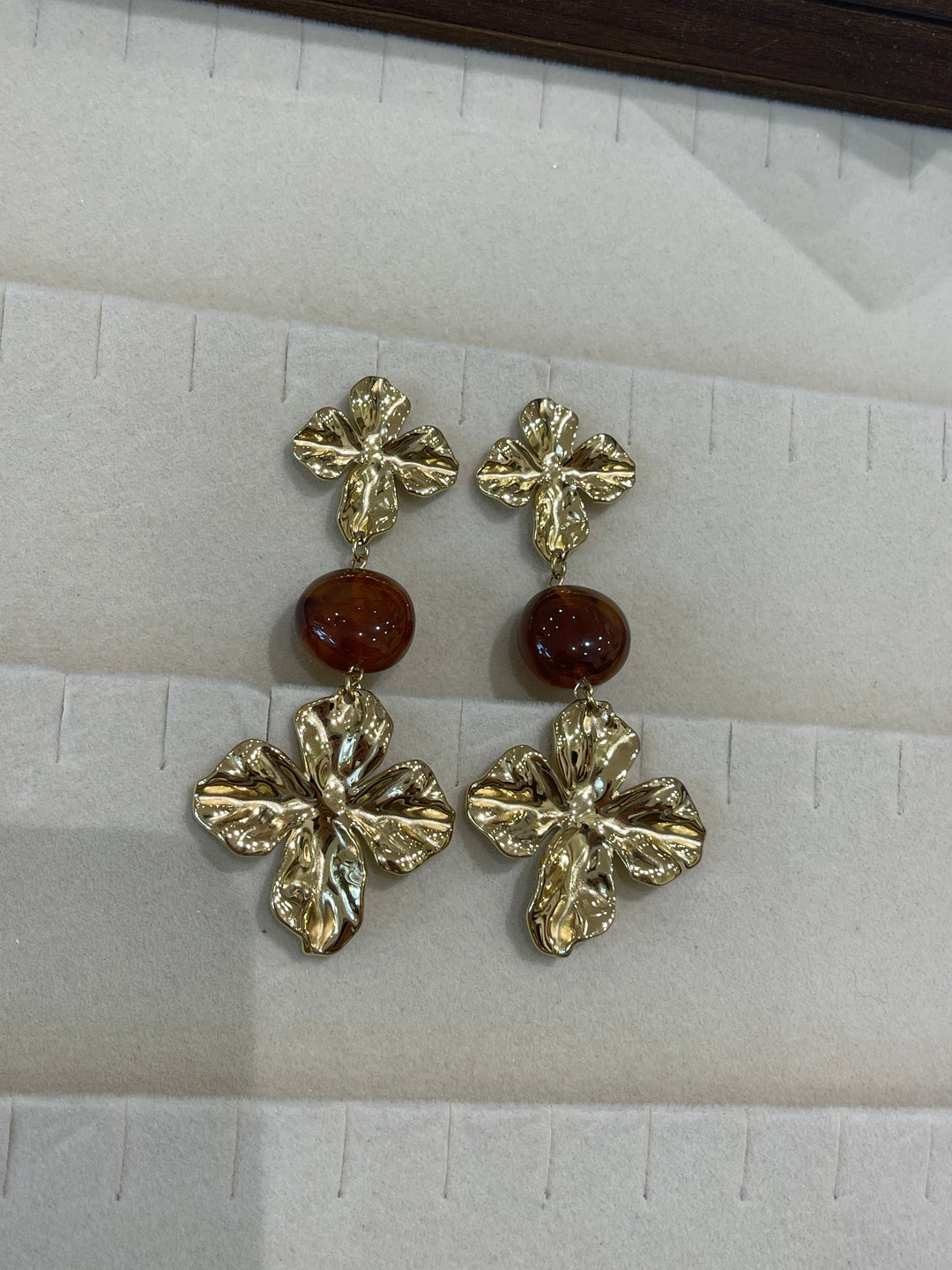 Boucles d’oreilles trèfle or martellé pierre marron
