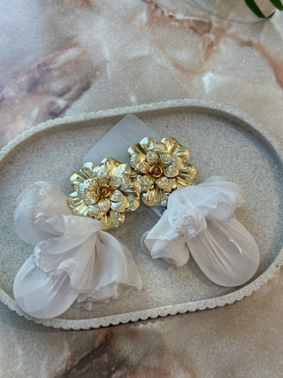 Boucle d'oreille fleur or et tissus écru