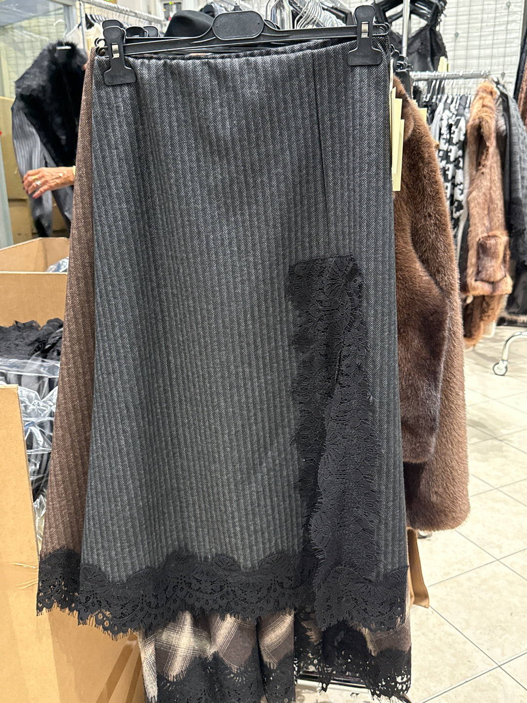 Jupe mi long rayure dentelle noir/gris
