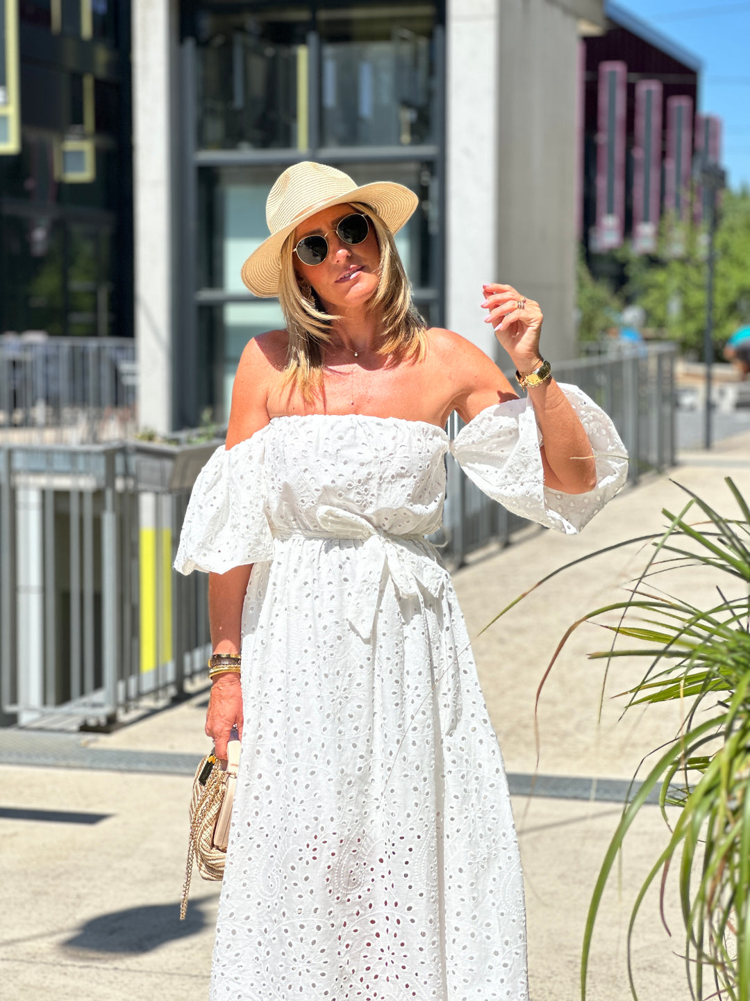 Robe blanche brodée épaules dénudées 0961