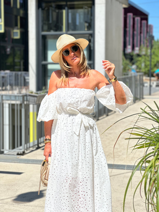 Robe blanche brodée épaules dénudées 0961