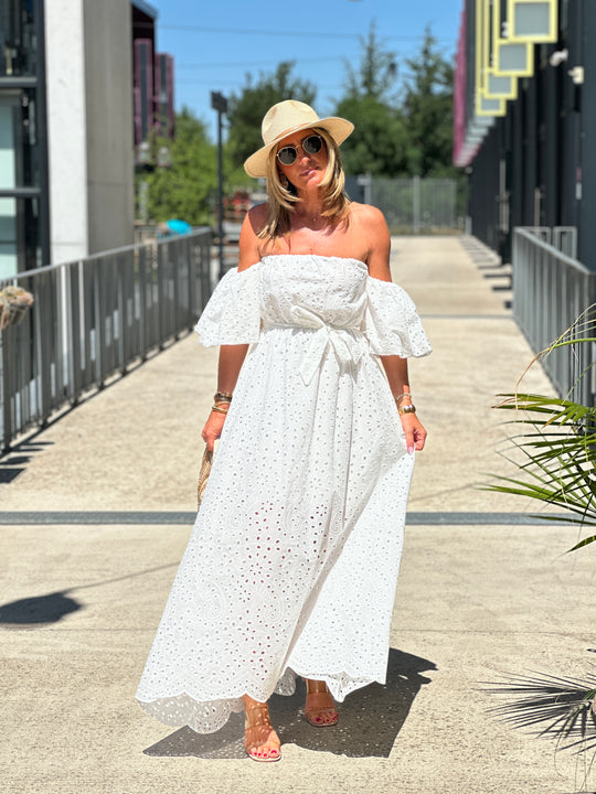 Robe blanche brodée épaules dénudées 0961