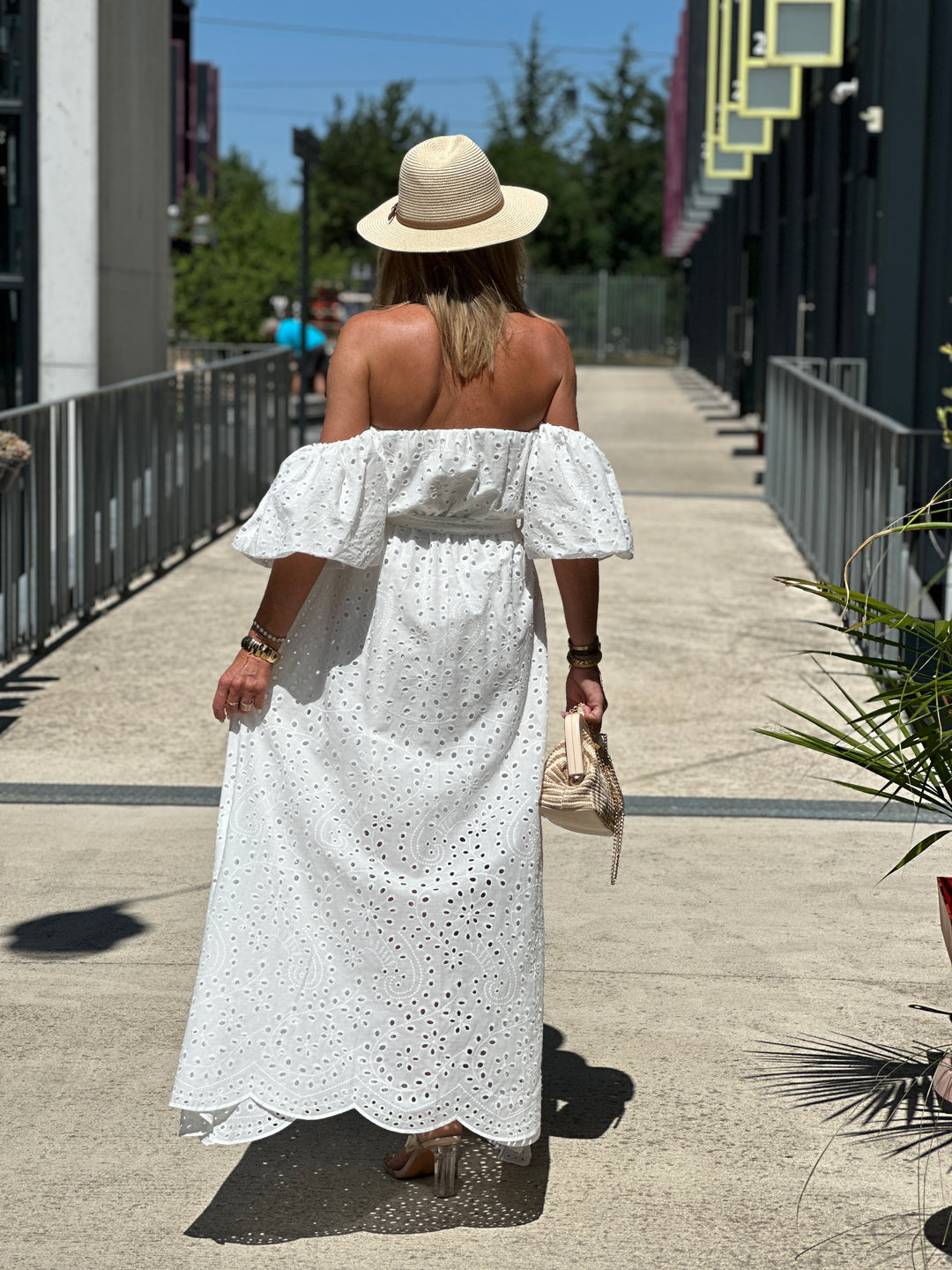 Robe blanche brodée épaules dénudées 0961