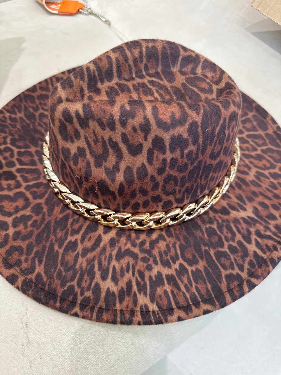 Chapeau feutrine léopard chaîne