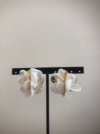 Boucles d’oreille fleur blanc