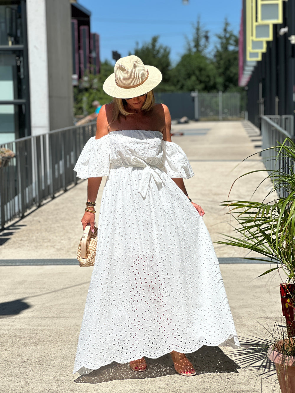 Robe blanche brodée épaules dénudées 0961