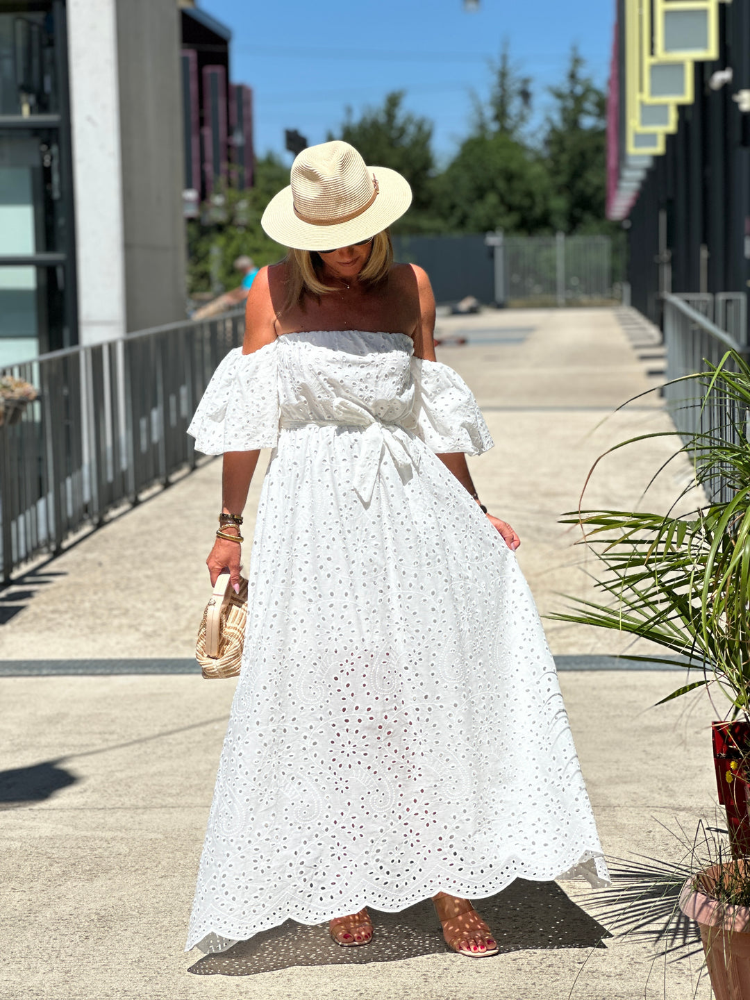 Robe blanche brodée épaules dénudées 0961