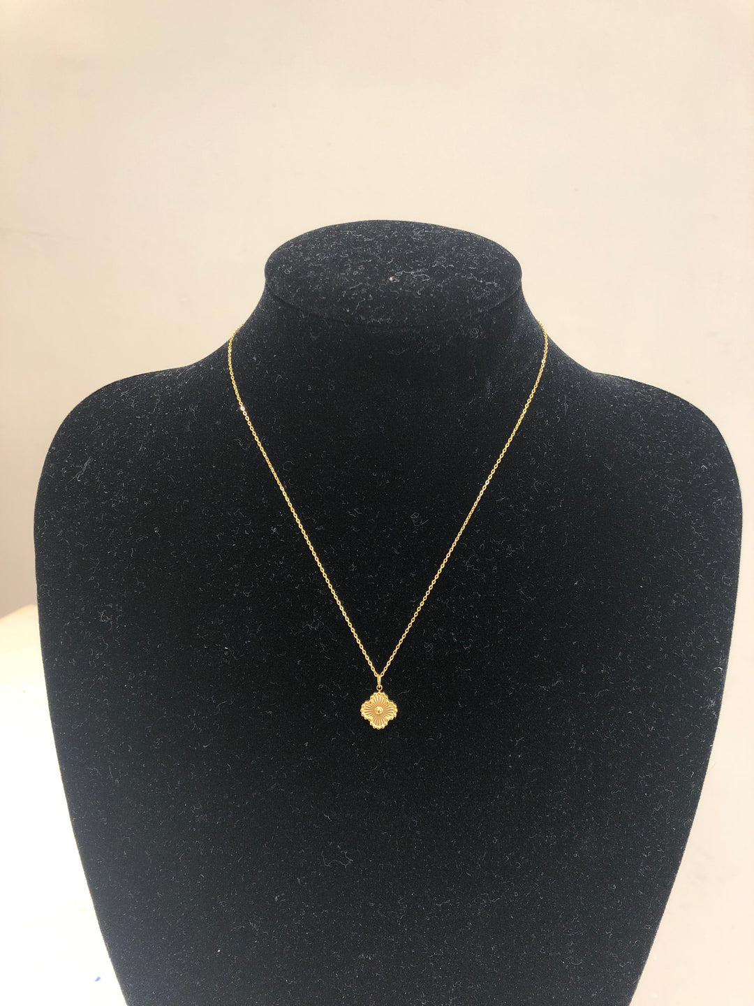 Collier fin fleur