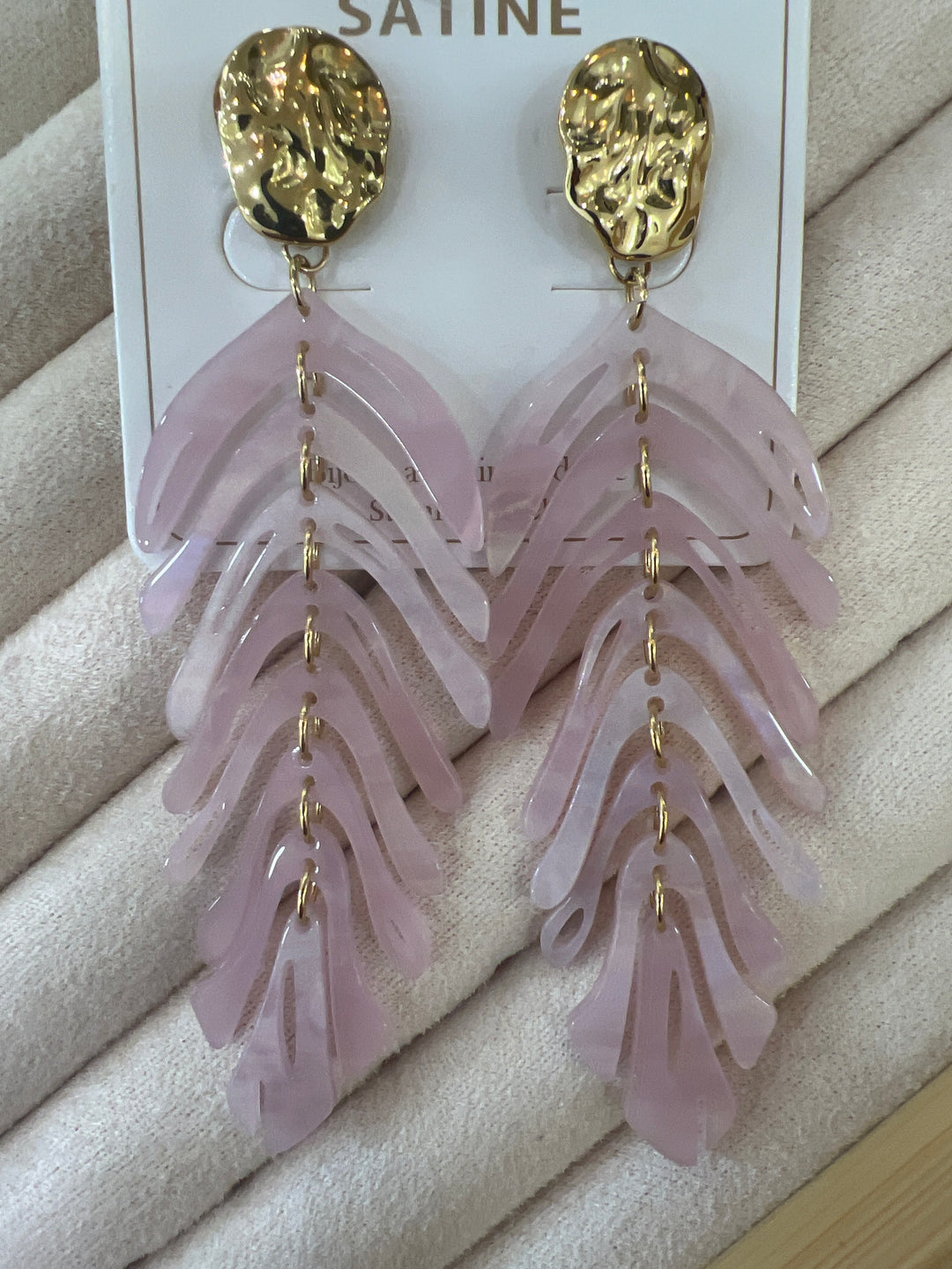 Boucles d’oreille plume mauve