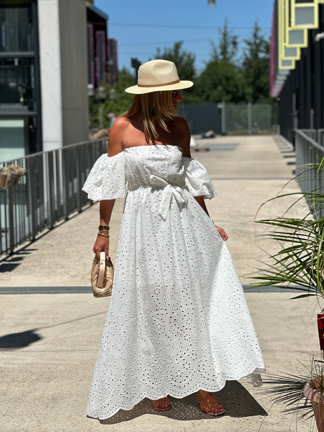 Robe blanche brodée épaules dénudées 0961