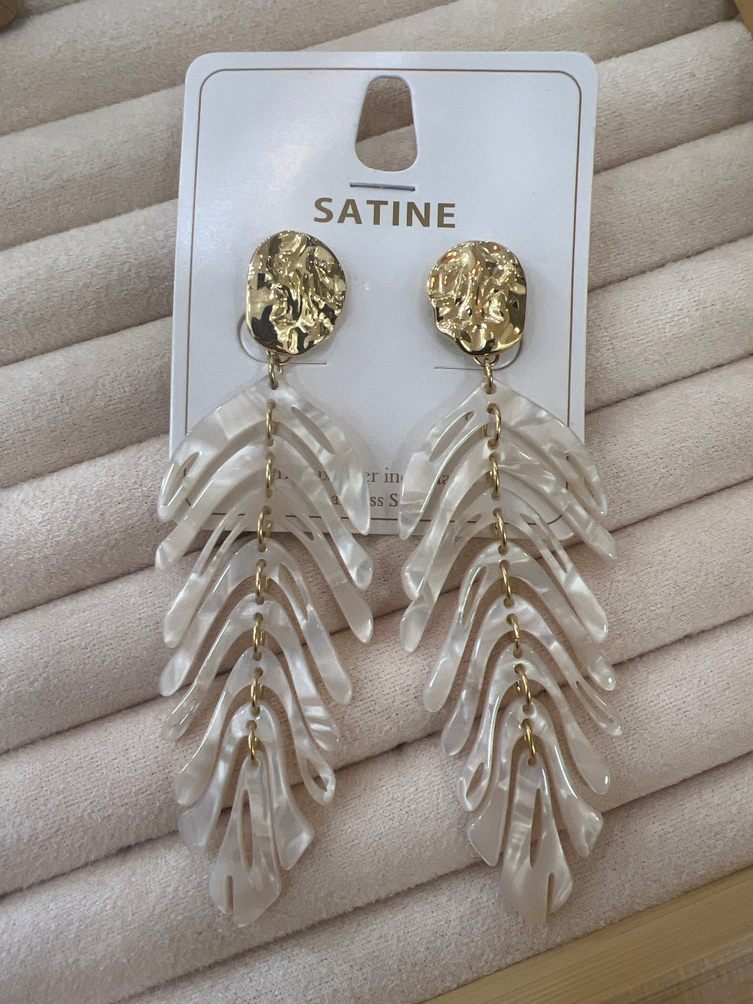 Boucles d’oreille plume nacré