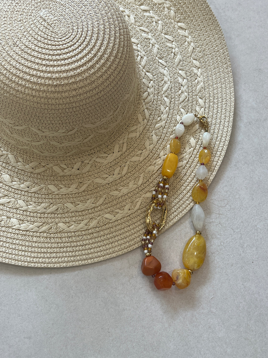 Collier perles jaune ovale martellé