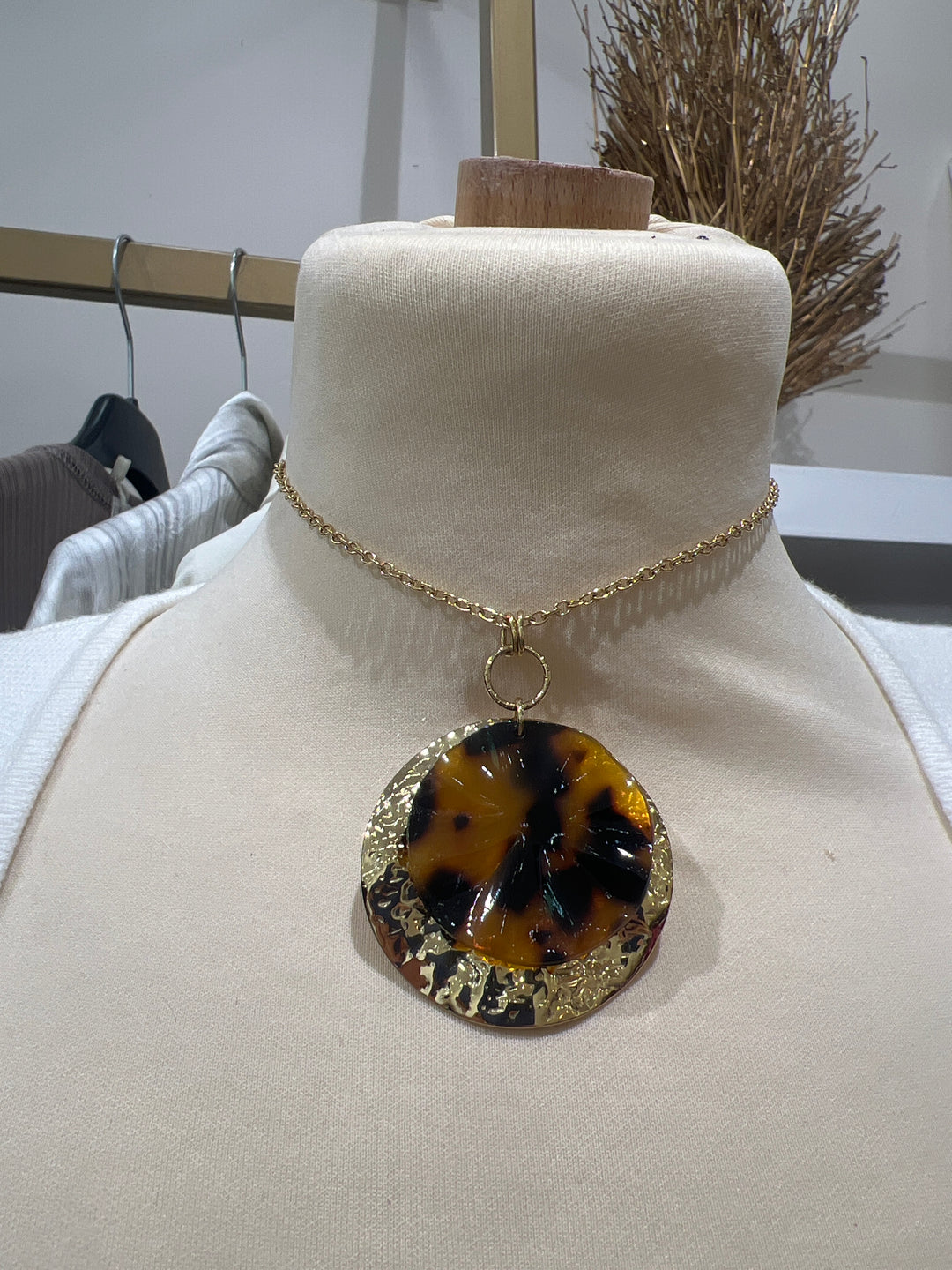Collier rond martellé léopard