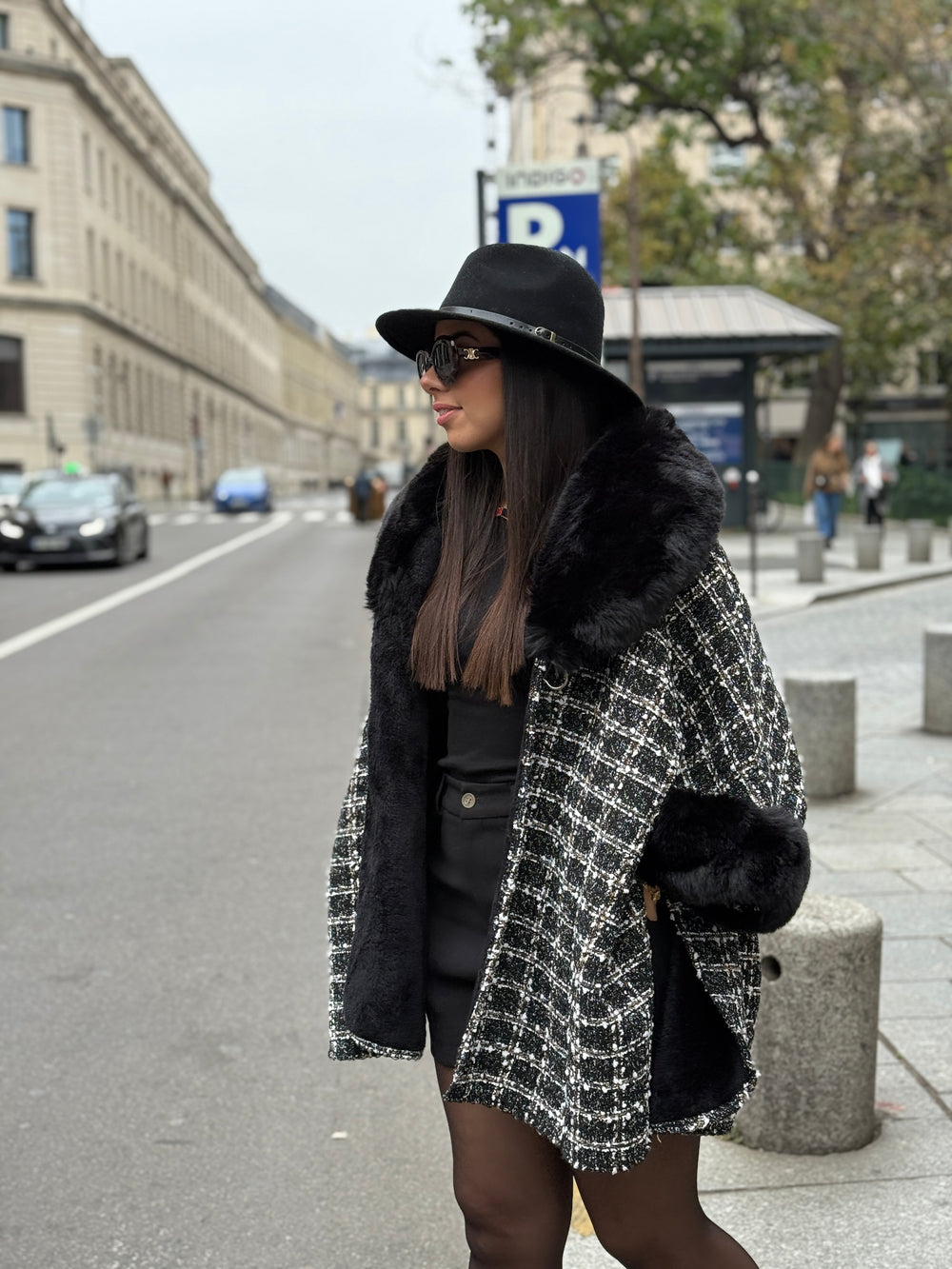 Cape Manteau tweed noir fourrure 3-281