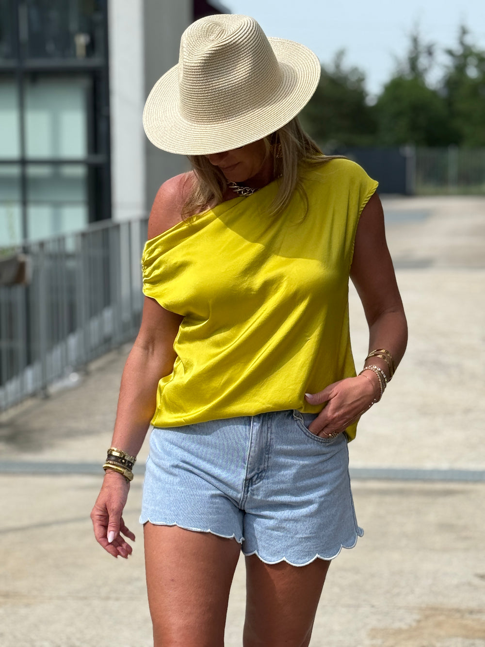 Top satin dénudé côté