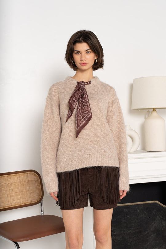 Pull taupe avec foulard YP1923