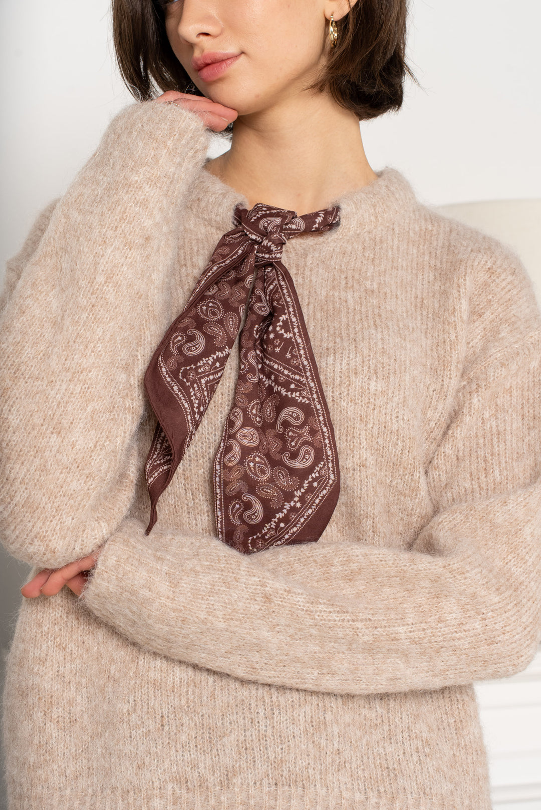 Pull taupe avec foulard YP1923