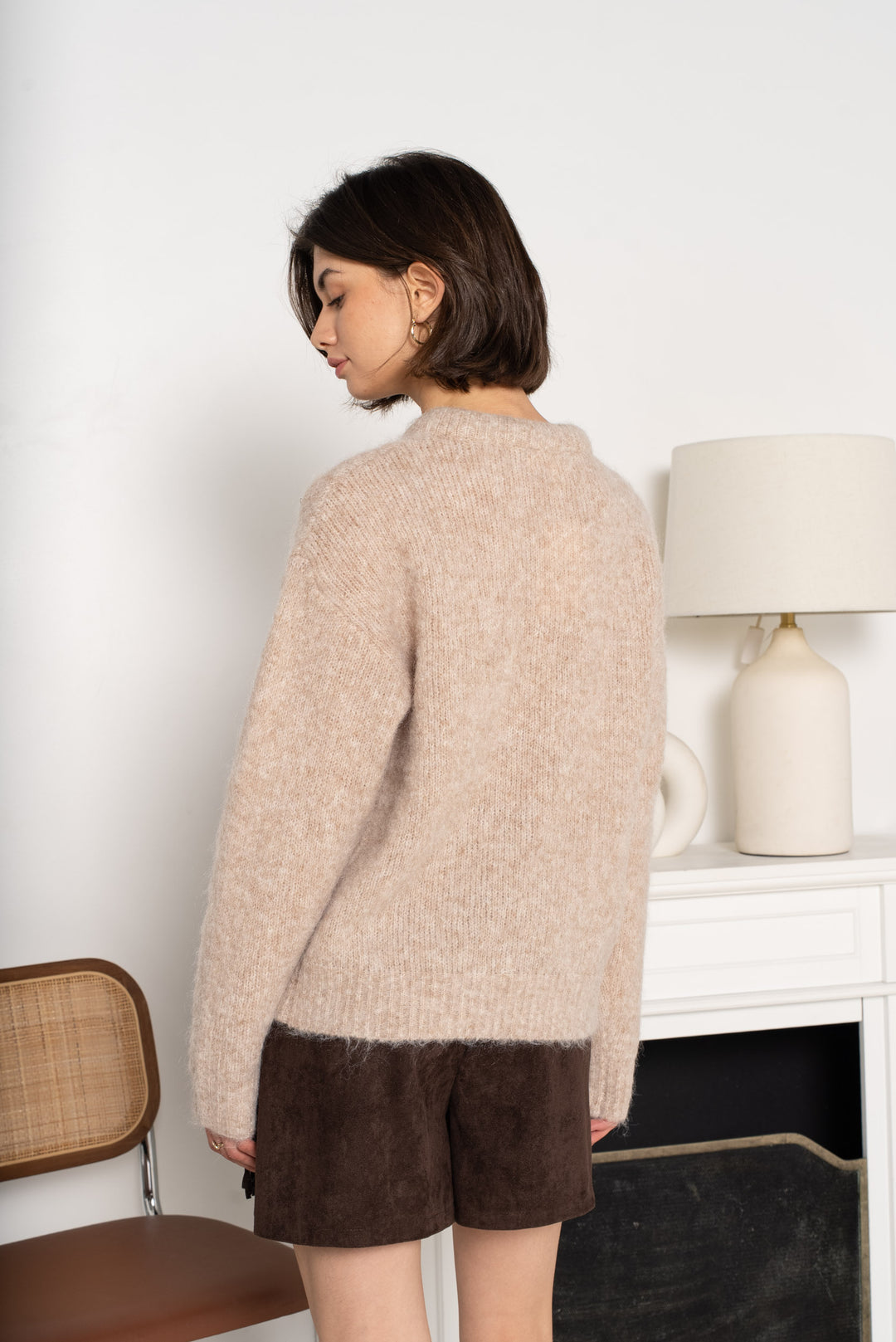 Pull taupe avec foulard YP1923